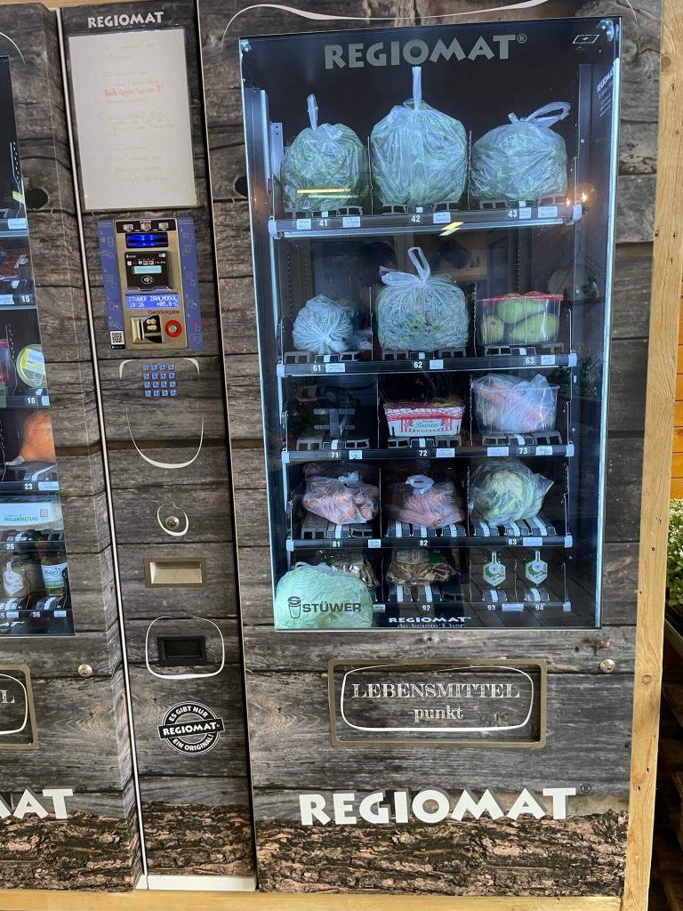 Automat vor einem Hofladen mit frischem Gemüse