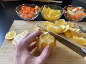 Eine Orange wird mit dem Messer filetiert