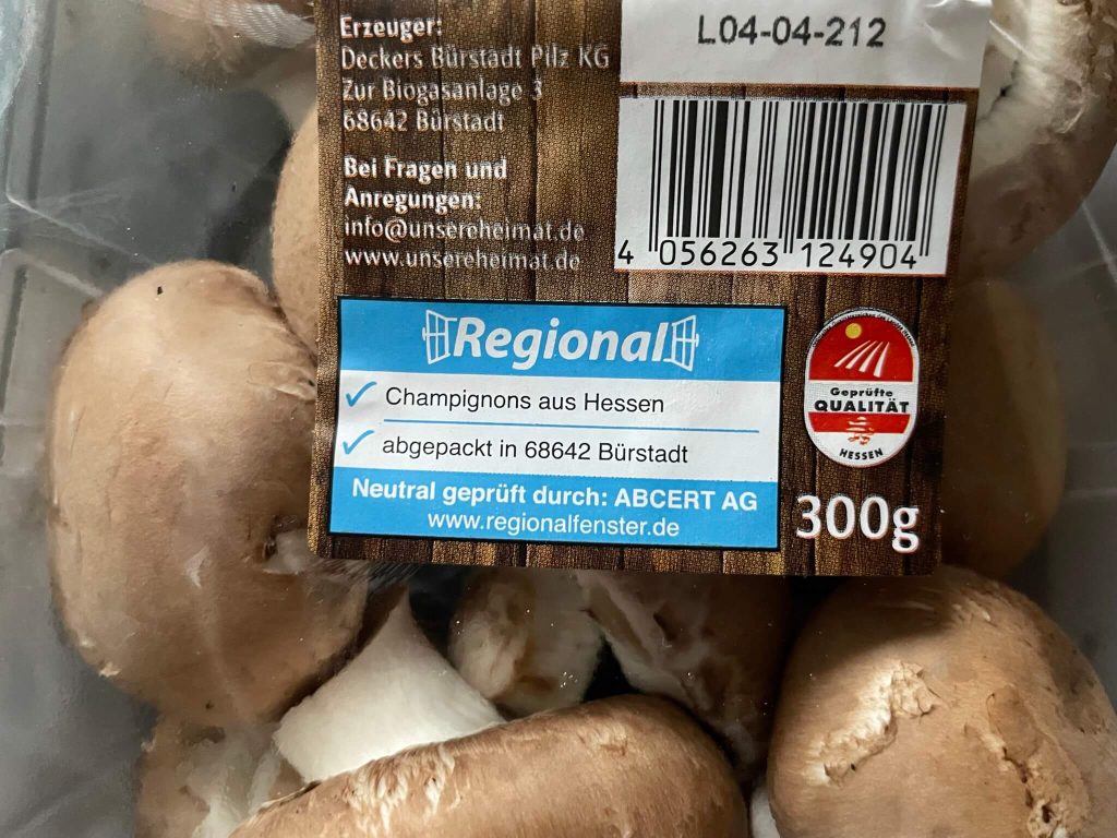 Verpackte Champignons mit dem Prüfsiegel des Regionalfensters